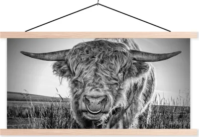 Produktbild von MuchoWow® Textilposter Schottisches Hochlandrind - Schwarz und Weiß 120x60 cm mit holzfarbenen Rahmen - Klemmleiste