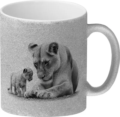 Produktbild von Liegende Löwin mit Babylöwe Glitzer-Kaffeebecher