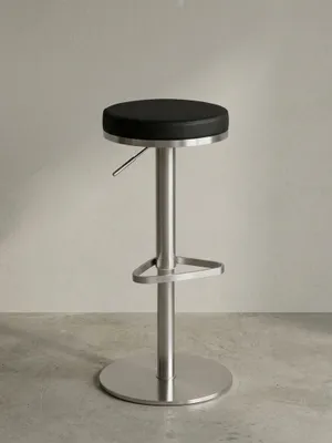 Produktbild von Barhocker, höhenverstellbar, gepolsterte Sitzfläche, Triangel Fußablage, max. 110 kg Belastung. Schwarz, 38x38x82 cm | Kadima Design