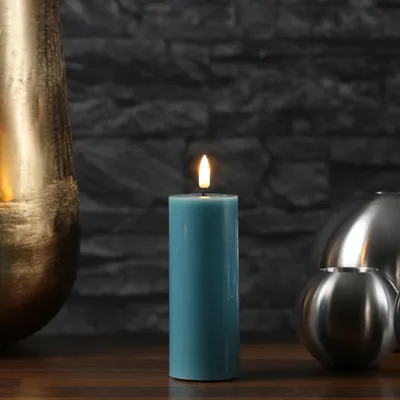 Zdjęcie produktu dla Świeca filarowa LED MIA - prawdziwy wosk - realistyczny płomień 3D - H: 12.5cm - D: 5cm - jadeitowa zieleń