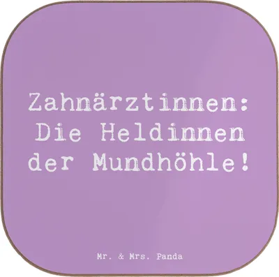 Produktbild von Mr. & Mrs. Panda Tassen Untersetzer Spruch Zahnärztin Heldin - Lavendeltraum - Geschenk, Dentalhygienikerin, für Gläser, Tischuntersetzer, Berufsalltag, Mundgesundheit