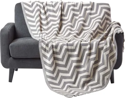 Produktbild von HOMESCAPES Tagesdecke mit Chevron-Muster, 100% Baumwolle, grau, 130 x 170 cm