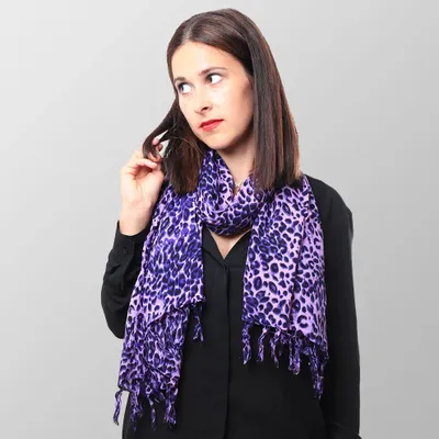 Produktbild von Lila Schal mit Leopard-Muster und Fransen, aus 100% Viskose, 150 x 50 cm