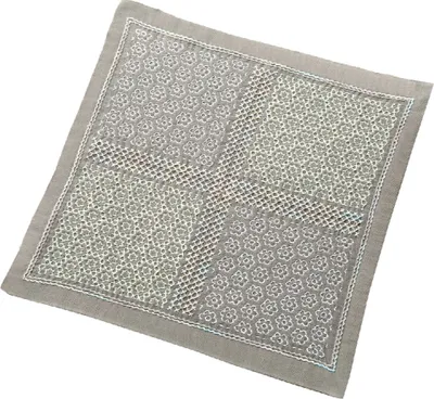 Produktbild von Olympus Hitomezashi Kugurizashi Sashiko Stickpackung "Hana Fukin Frorets", Stoff bedruckt, 34x34cm, Original aus Japan
