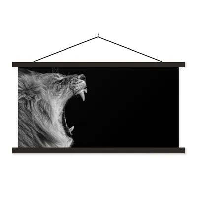 Produktbild von MuchoWow® Textilposter Tiere - Löwe - Schwarz - Weiß - Porträt 120x60 cm mit schwarzem Rahmen - Dekoration Schlafzimmer