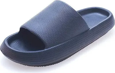 Einzelne dunkelblaue Slidesandale mit strukturiertem Riemen und Fußbett, aus erhöhtem Winkel betrachtet