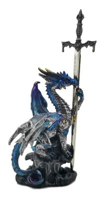 Der Drache ist wunderschön in leuchtenden Blau- und Silbertönen gestaltet mit paar goldenen Akzenten