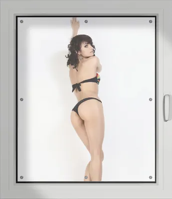 Produktbild von Wallario Lichtschutzbild, Dekorativer Sichtschutz Sonnenschutz 96 x 115 cm mit Motiv: Bikinifigur - Verdunklung ohne Bohren
