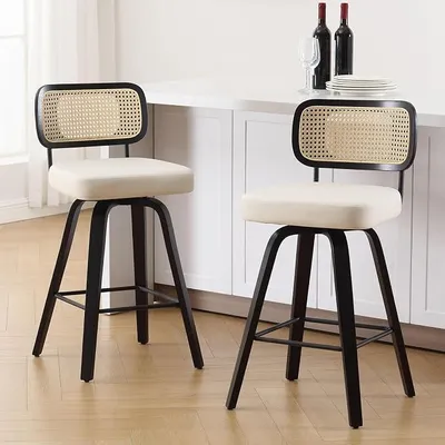 Produktbild von Barhocker 2er Set mit Rattan-Lehne, 65 cm Sitzhöhe, 360° Drehbarer aus Holz mit Extra Dicker Polsterung (7,1 cm) & Pflegeleichtem Kunstleder – Belastbar bis 150 kg – Weiß für Kücheninsel & Theke