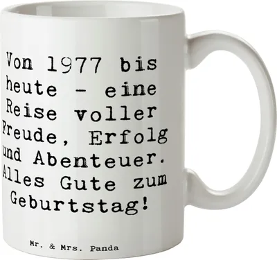 Produktbild von Mr. & Mrs. Panda Tasse Spruch 1977 Geburtstag - Weiß - Geschenk, Glückwunsch, schöne, Happy Birthday, Feier, Alter, Kaffeetasse, Jahrgang, Erinnerungen, Jubiläum, haferl