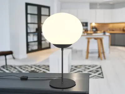 Produktbild von Große Retro LED Tischlampe Schwarz mit Glaskugel Lampenschirm, Nachttischlampe