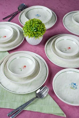 Produktbild von Hermia Concept, Hochwertiges Dinner Set (18 Teile) aus 100% Porzellan, 25 cm, 19 cm, 13 cm
