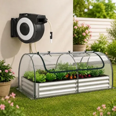 Produktbild von Ausziehbares Gartenbewässerungsset (2-teilig) – 30 m Schlauchaufroller & Hochbeet mit PVC-Gewächshausabdeckung