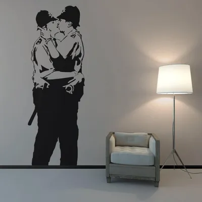 Zdjęcie produktu dla Naklejka ścienna "Decords" – pocałujący się policjanci w stylu street art, 56 x 119 cm