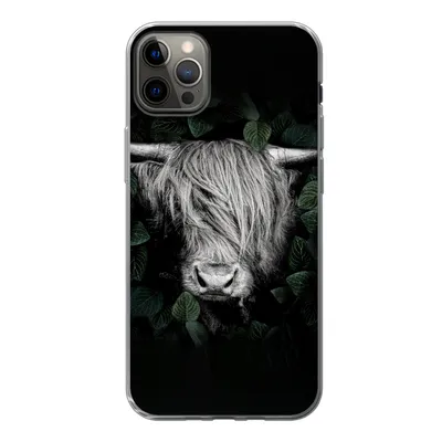 Produktbild von MuchoWow® Handyhülle Schutzhülle Hülle für iPhone 12 Pro Max Schottischer Highlander - Blätter - Porträt Silikon Softcase Handy Hülle - Hartschale
