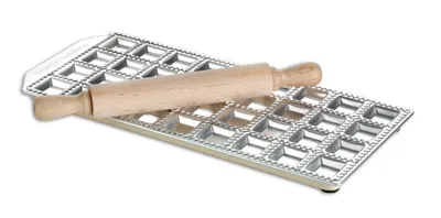 Image de Imperia 308 - Moule à raviolis, métal, avec rouleau à pâte en bois pour 36 raviolis de 34 x 34 mm.