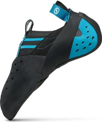 Scarpa Instinct S Kletterschuhe in Schwarz und Blau; mit atmungsaktiven Löchern und einem Slipper-Design.