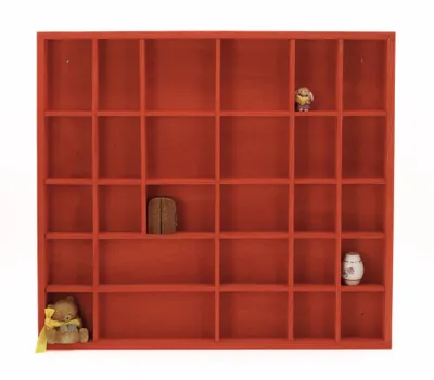 Produktbild von Woodweaver | Holzregal 28 Fächer | 45x40x3,5cm | Scharlachrot | Schatten-Kuriositätenkasten | Für Ü-Ei Figuren, Mini-Autos, Mineralien, Steine