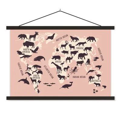 Produktbild von MuchoWow® Textilposter Weltkarte - Rosa - Tiere 120x80 cm mit schwarzem Rahmen - Wanddeko