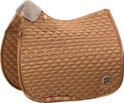Produktbild von Eskadron Platinum Schabracke " SATIN CLOUD " mit edle Polyester - Biese Form - Vielseitigkeit Farbe - cognac