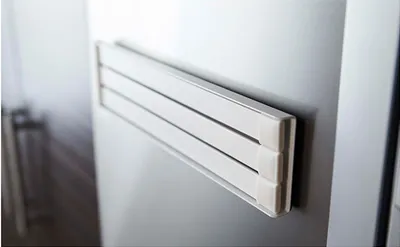 Obrázok produktu pre Magnetický výklopný držiak utierok Yamazaki Tower, biely