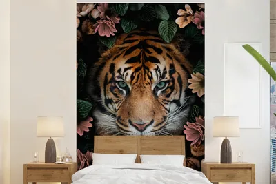 Produktbild von MuchoWow® Fototapete für Wohnzimmer oder Schlafzimmer Wandtapete Vinyl Motivtapete Tiger - Blumen - Blätter - 145x220 cm - Wanddekoration