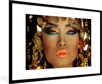 Produktbild von MuchoWow® Gerahmtes Poster Frau - Kleopatra - Gold - Schmuck - Make-up - Luxus 90x60 cm - Poster mit Schwarzem Bilderrahmen Wandposter Rahmen Foto Bilder - Wanddekoration - Fotos