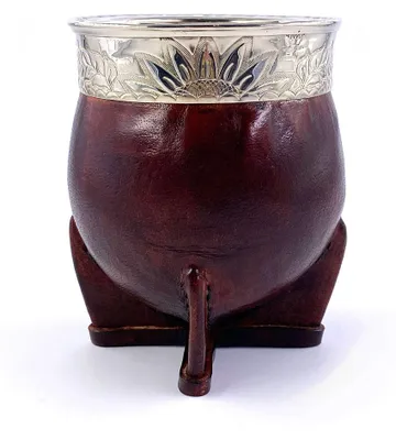 Imagen del producto de YVY Maté – Mate Imperial con recipiente de calabaza, 300 ml – Anillo de alpaca y bronce, cuero color ocre – Pieza única hecha a mano en Uruguay