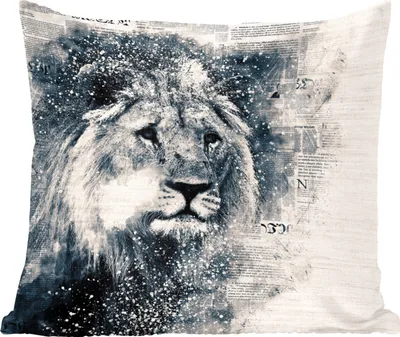 Produktbild von MuchoWow® Zierkissen Sofakissen Wohnzimmer Dekokissen 50x50 cm Löwe - Zeitung - Blau - Komfort - Sofakissen