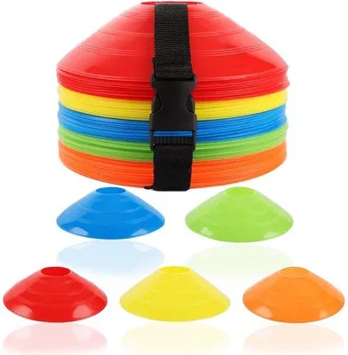 Productafbeelding van Unyqoos® Set met 100 kleurrijke trainingshoedjes van PE, 5 kleuren, stapelbaar met draagriem – Markeerconen voor voetbal, atletiek en binnen-/buiten gebruik