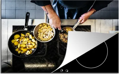 Produktbild von KitchenYeah© Herdabdeckplatte Ein Koch, der in einem Restaurant kocht , 81x52cm, Küche Deko, Glaskeramikkochfeld Herdabdeckung, Abdeckplatte fùr Kochfeld
