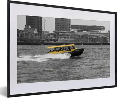 Produktbild von MuchoWow® Gerahmtes Poster Schwarz-Weiß-Foto von einem Boot in der niederländischen Stadt Rotterdam 60x40 cm - Poster mit Schwarzem Bilderrahmen Wandposter Rahmen Foto Bilder - Schlafzimmer - Plakat in Rahmen - Drucken