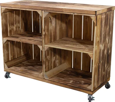Produktbild von Regal aus zwei geflammte Kisten mit Mittelbrett quer und Bohlenbrett in geflammt auf Rollen 61x80x31cm Obstkisten Weinkisten