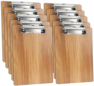 Imagen del producto de Ibenzoa®: Set de 10 tableros de sujeción en formato A5, fabricados con tablero de 3 mm de grosor (23 x 16 cm), con clip metálico y anilla para colgar. Capacidad aproximada: 100 hojas. Ideales como superficie de escritura para oficina y escuela