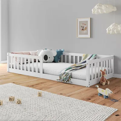 Produktbild von Bodenbett GUSTAVO mit Lattenrost und Rausfallschutz 90 x 190, Weiß – Montessori Kinderbett aus Massivholz, bodentiefes Einzelbett, sicherer Einstieg für Kinder, wechselseitiger Rausfallschutz