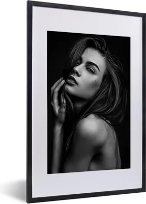 Produktbild von MuchoWow® Gerahmtes Poster Frau - Porträt - Schwarz und weiß 40x60 cm - Poster mit Schwarzem Bilderrahmen Wandposter Rahmen Foto Bilder - Poster in Rahmen