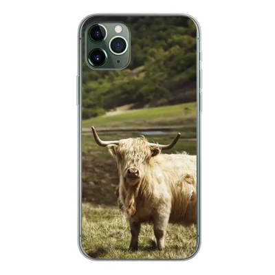 Produktbild von MuchoWow® Handyhülle Schutzhülle Hülle für iPhone 11 Pro Max Schottische Highlander - Pfad - Wald Silikon Softcase Handy Hülle - Schutz