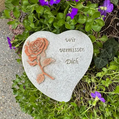 Produktbild von Grabherz Gedenkstein - Wir vermissen Dich - Grabschmuck Trauerherz 13cm 600g Handarbeit Rose Rost