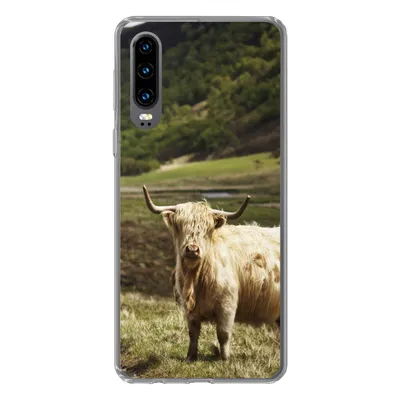 Produktbild von MuchoWow® Handyhülle Schutzhülle Hülle für Huawei P30 Schottische Highlander - Pfad - Wald Silikon Softcase Handy Hülle - Kartenbesitzer