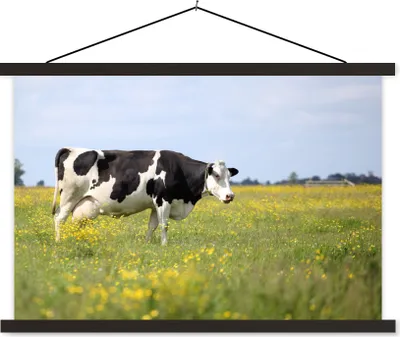 Produktbild von MuchoWow® Textilposter Kuh - Gras - Blumen 90x60 cm mit schwarzem Rahmen - Aufhängungssatz