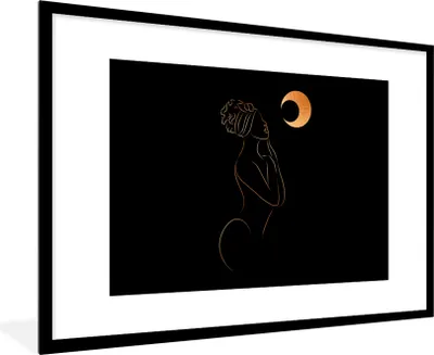 Produktbild von MuchoWow® Gerahmtes Poster Frau - Mond - Gold - Strichzeichnung 90x60 cm - Poster mit Schwarzem Bilderrahmen Wandposter Rahmen Foto Bilder - Wanddekoration - Fotos
