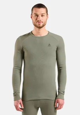 Mann trägt olivgrünes Odlo Active Warm Base Layer Langarmshirt mit Rundhalsausschnitt und Logo auf der Brust