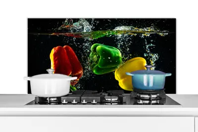 Obrázok produktu pre KitchenYeah® Kuchynský splashback - kuchynský splashback - ochrana steny sporáka a drezu - paprika - zelenina - voda - čierna - červená - zelená - žltá 100x50 - hliníkový dibond (alternatíva k sklenenému splashbacku)