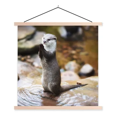 Produktbild von MuchoWow® Textilposter Otter steht aufrecht 40x40 cm mit holzfarbenen Rahmen - Posterleiste