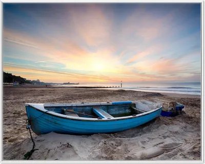 Produktbild von Wallario Wandbild Fischerboot am Strand bei Sonnenuntergang, Größe: 40,30 x 50,30 cm, Poster mit weißem Aluminiumrahmen