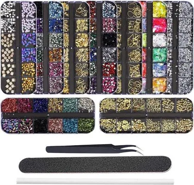 Produktbild von Unyqoos® Strasssteine für Nägel – 9 transparente Boxen Nail Art Set mit Pick-up-Stift, Pinzette & Nagelfeile für Maniküre und Basteln