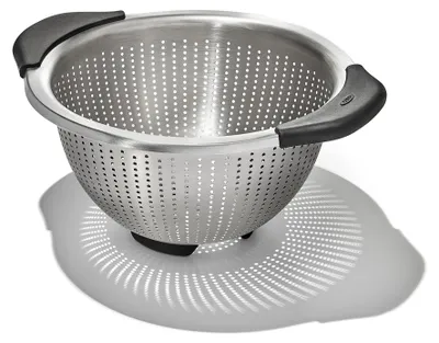 Obrázek produktu pro Cedník OXO-Steel 2,8l. Dobré gripy