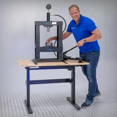 Produktbild von Datona - Hydraulikpresse Werkstattpresse 20 t manuell - Hebelbetrieb - Arbeitsbereich 160–330 mm - 52 kg - inkl. Manometer Überdruckventil Prismenauflagen Stempelsatz 2-20 t