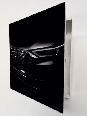 Produktbild von Schlüsselkasten Weiß Metall, Audi Sportwagen Scheinwerfer Motiv hinter Glas, Moderne Schlüsselbox linksöffnend, 32x28x6,5 cm, 20 Haken für den Flur.