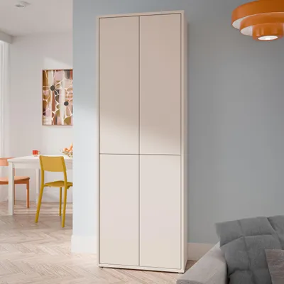 Productafbeelding van Forte ALICE SPRINGS hoge kast, modern-minimalistisch design, 4 deuren, geschikt voor woon- of eetkamer, gemaakt van houtvezel, kleur: kasjmierbeige, afmetingen: 74,5 cm breed x 214,3 cm hoog x 34,9 cm diep